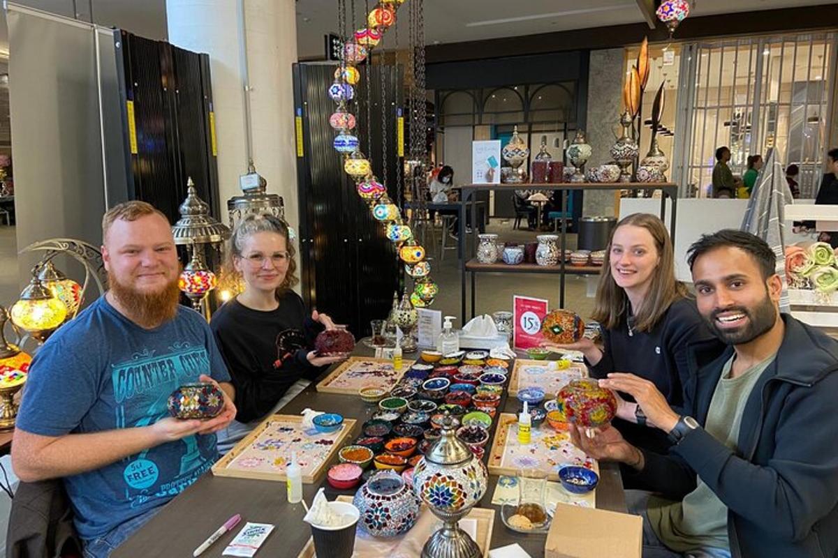 een groep mensen die rond een tafel in een winkel zitten