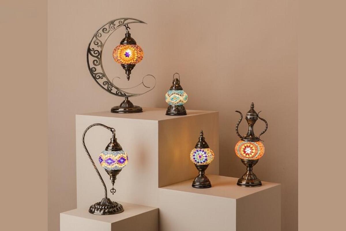 un groupe de différents types de vases exposés