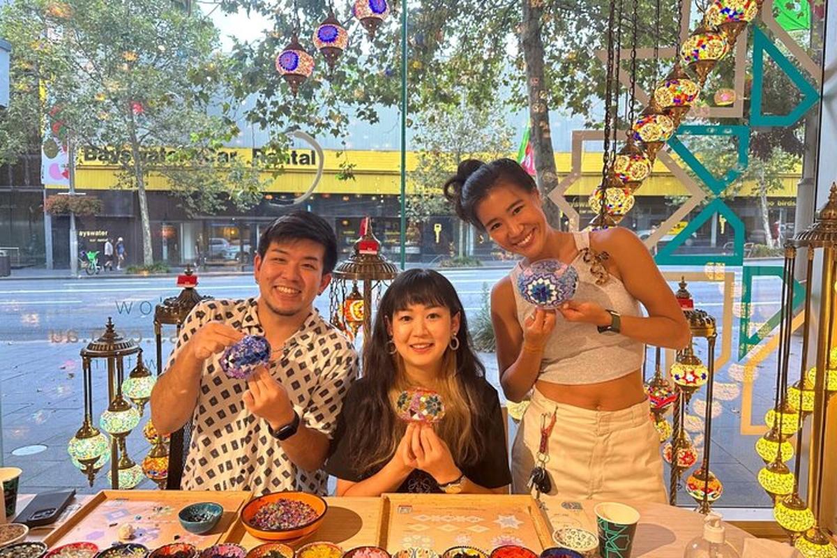 un groupe de trois personnes tenant des beignets à une table