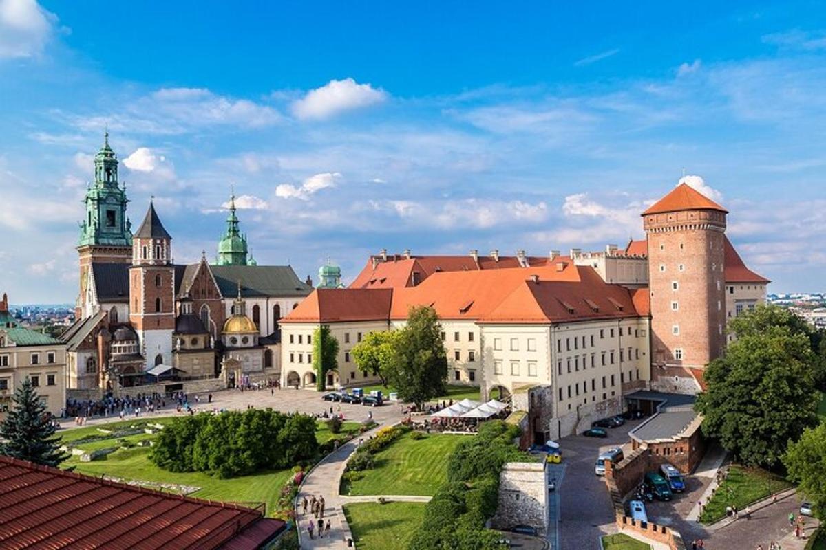 pohľad na mesto s budovami a hradom