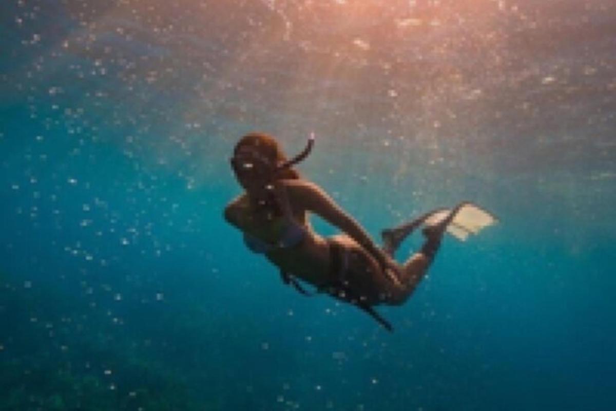 una donna sta nuotando nell'acqua