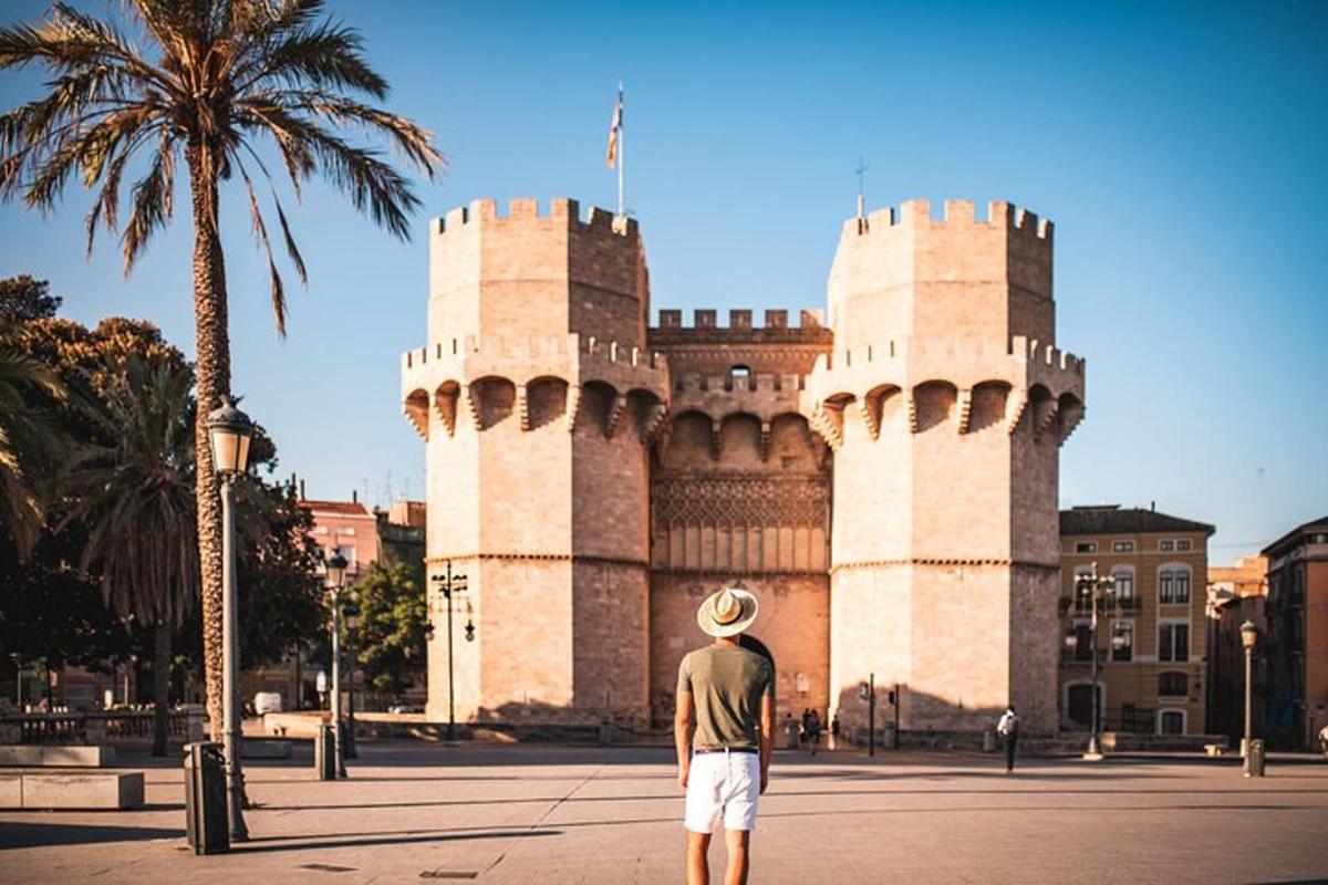 un bărbat care stă în fața unui castel