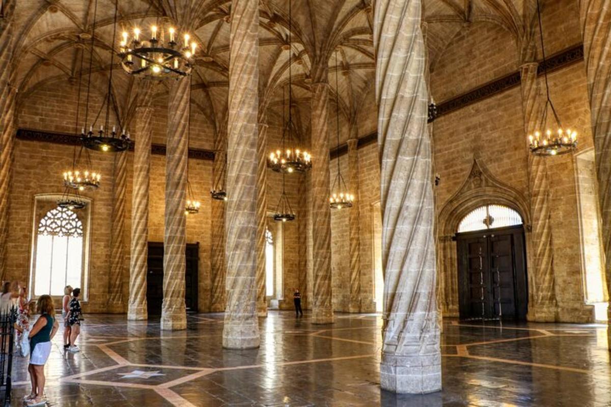 een grote lobby met zuilen en kroonluchters in een gebouw