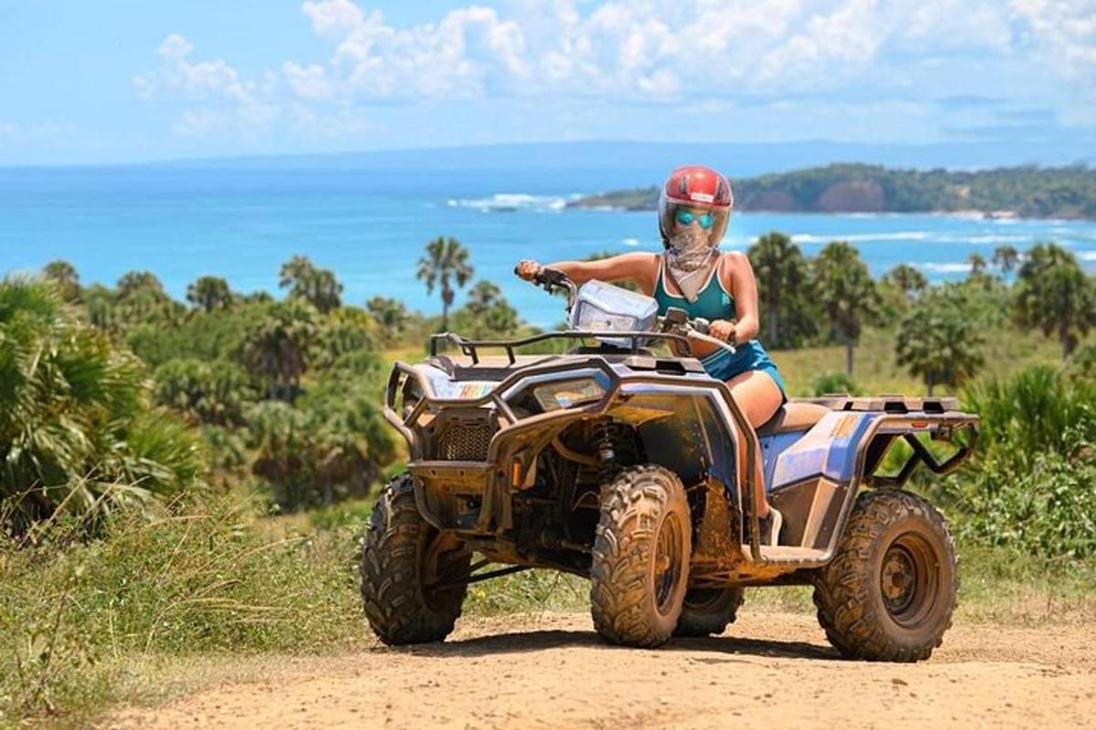 žena jedoucí na čtyřkolce po nezpevněné cestě