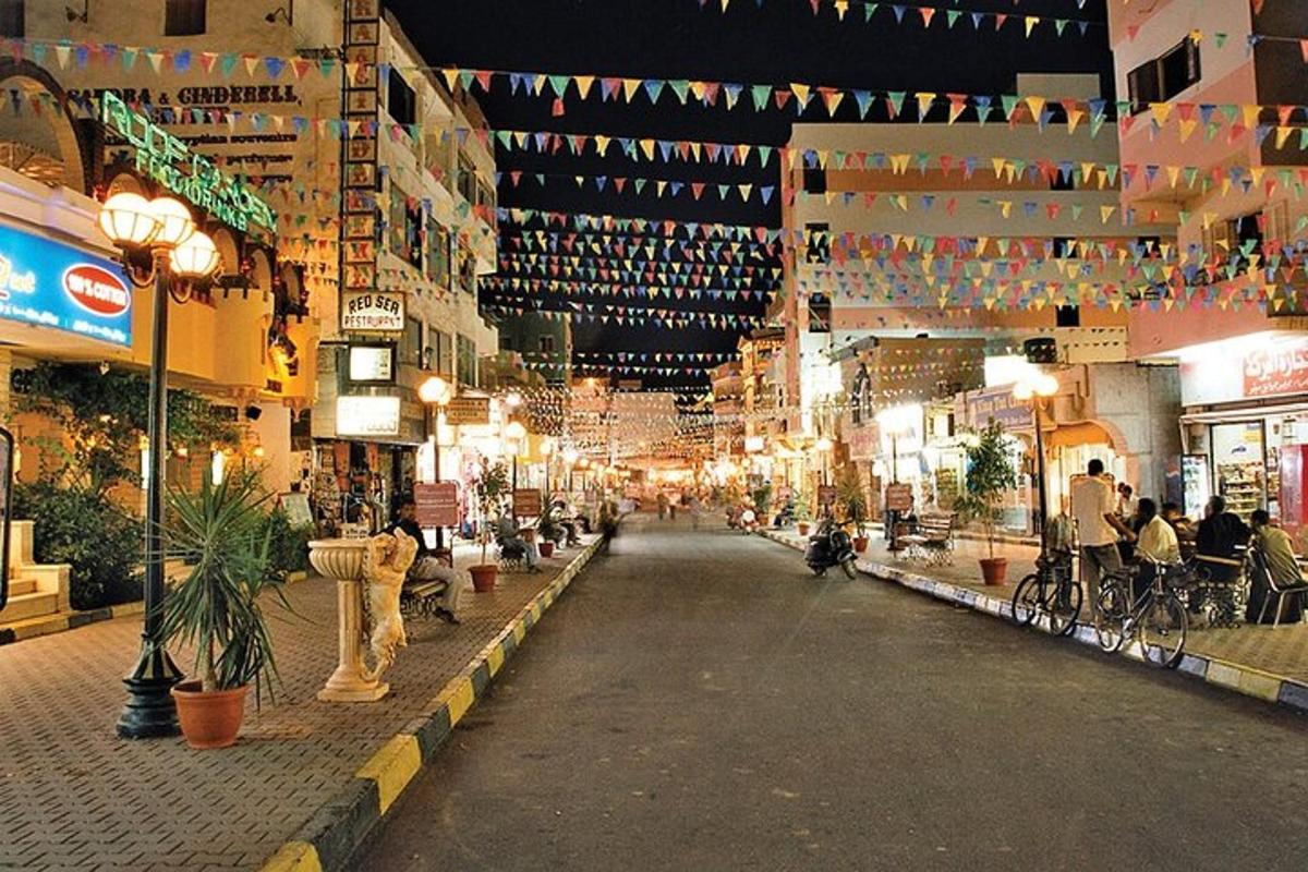 una strada di una città di notte con le luci