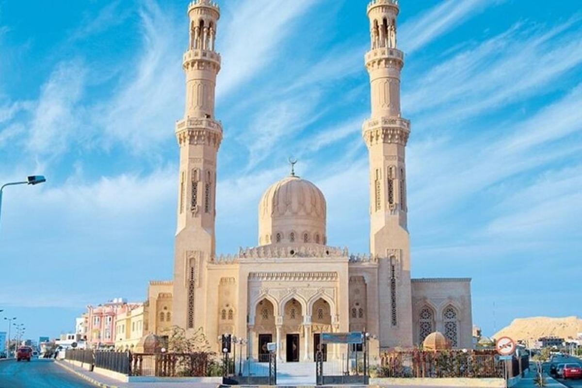 una moschea con due minareti in cima