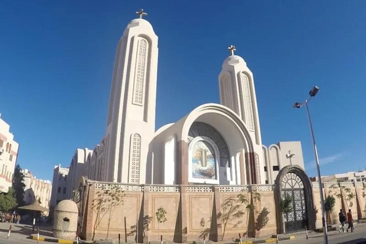 كنيسة بيضاء كبيرة ذات برجين مرتفعين