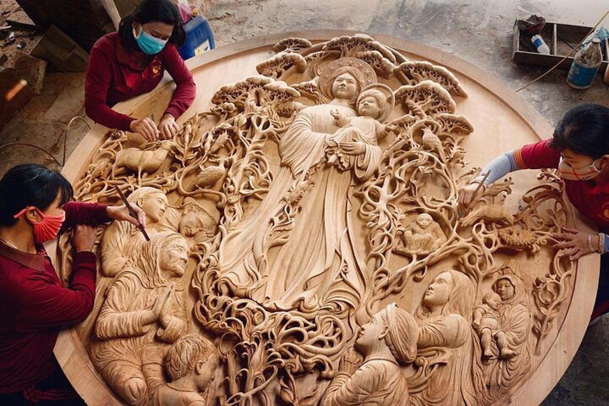 一群人在制作木雕