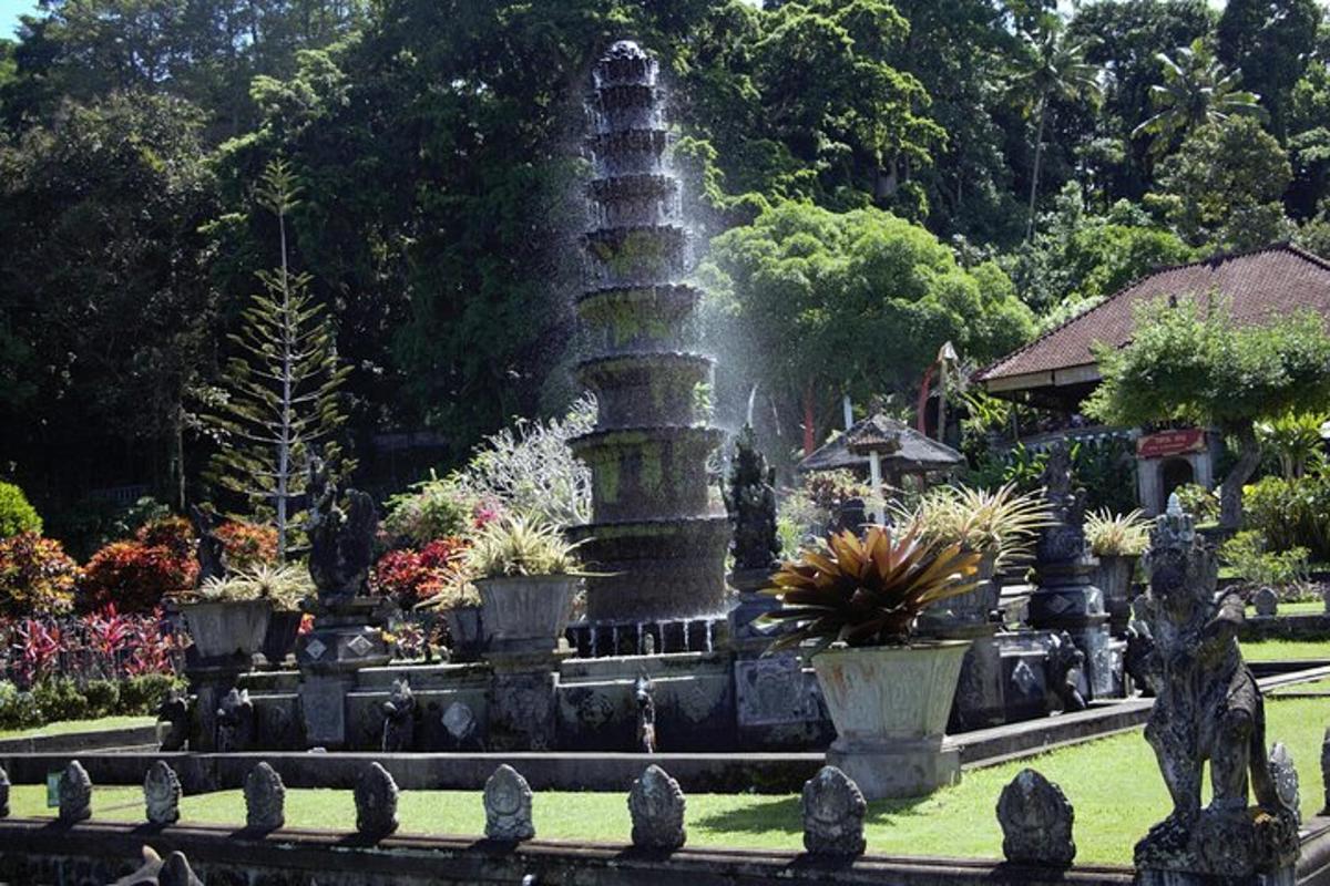 una fuente en medio de un jardín con plantas