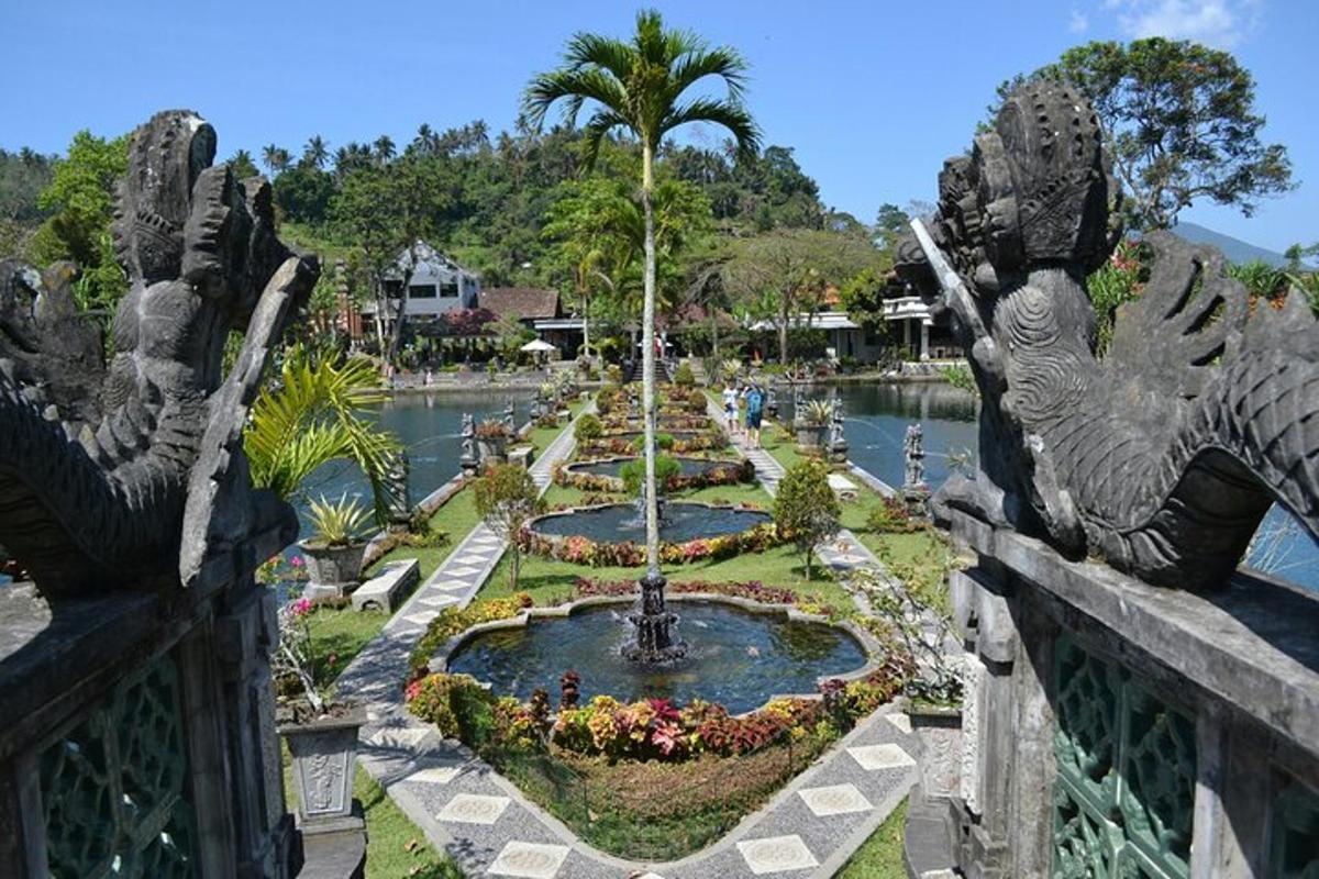 น้ำพุกลางสวนสาธารณะ