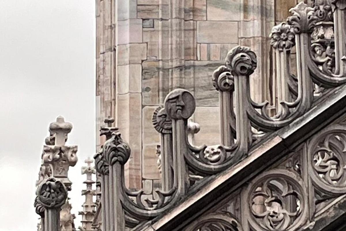 un edificio con un'architettura decorata sul lato