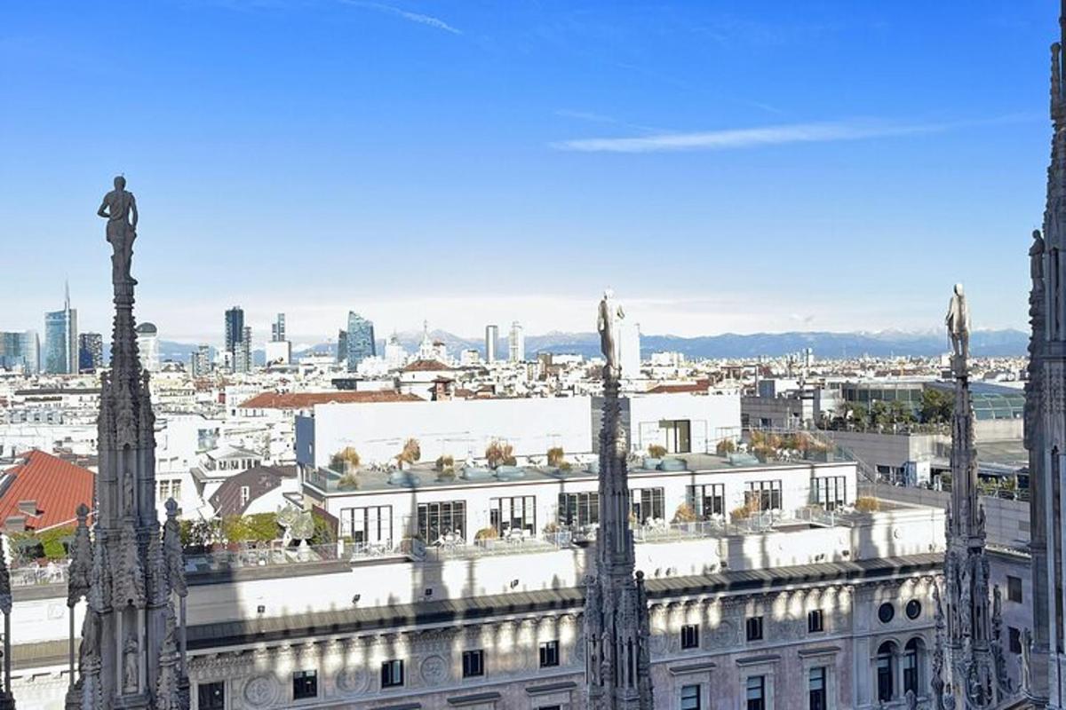 una vista di una città dalla cima di un edificio