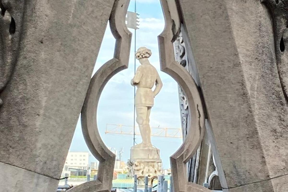 una statua vista attraverso una finestra di un edificio