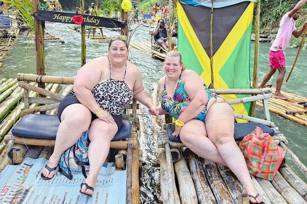 Dos mujeres sentadas en una balsa en el agua