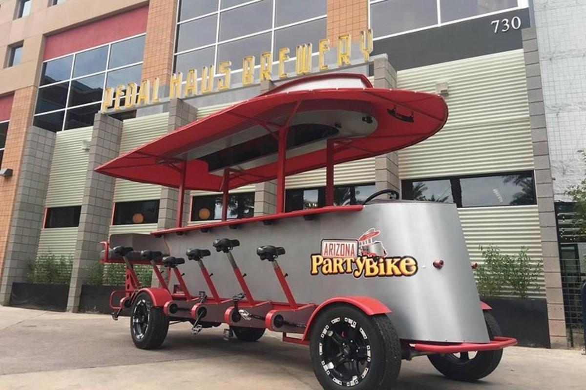 trailer sepeda piknik diparkir di depan sebuah gedung