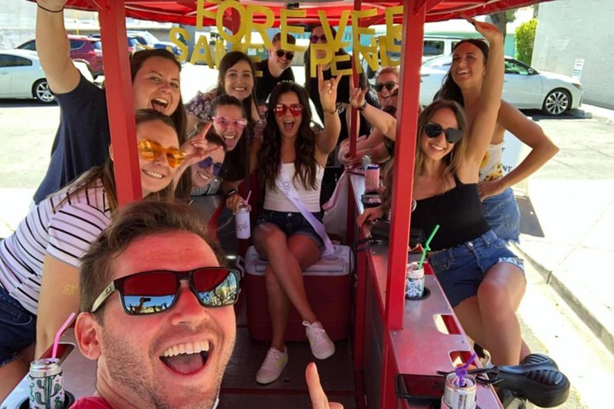 sekelompok orang yang menaiki roller coaster