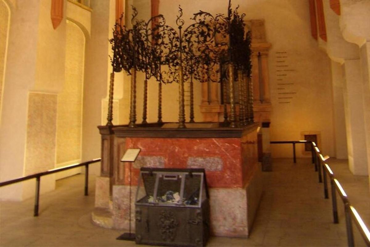 uma sala com lareira em um prédio