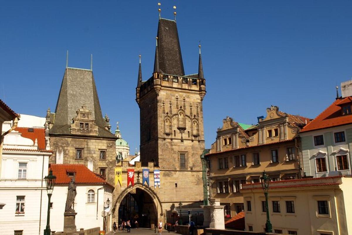 un vecchio edificio con una torre dell'orologio in una città