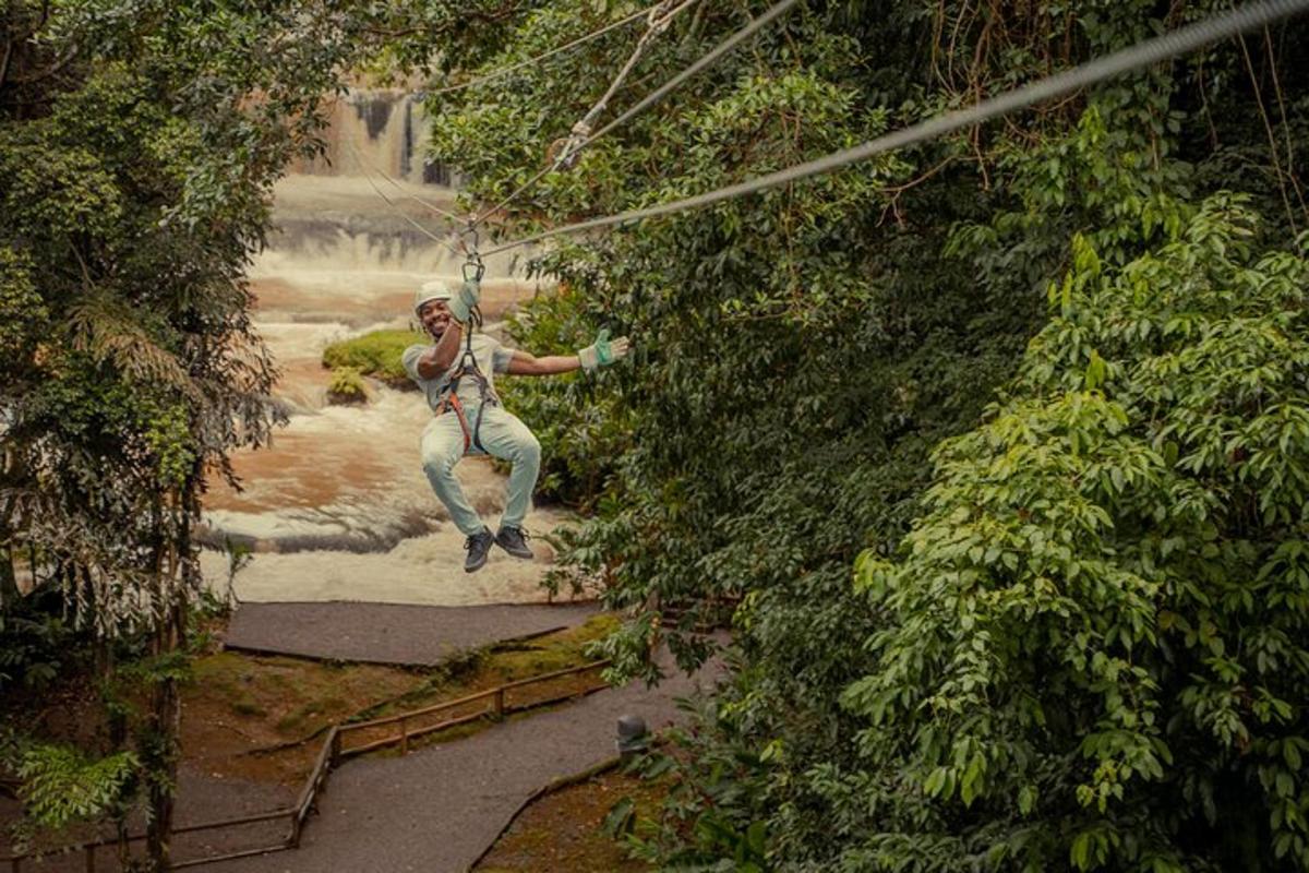 muž na zip line v džungli