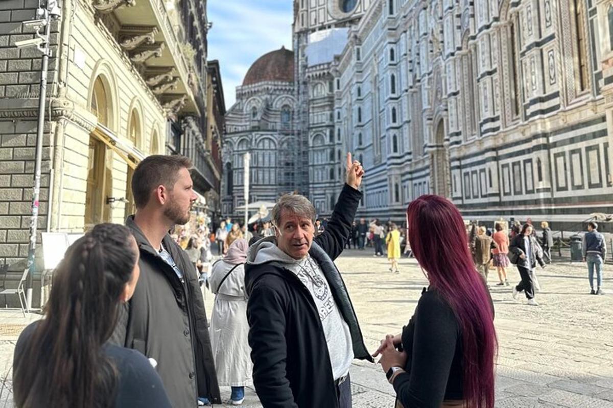 Un grupo de personas de pie en una calle de la ciudad.