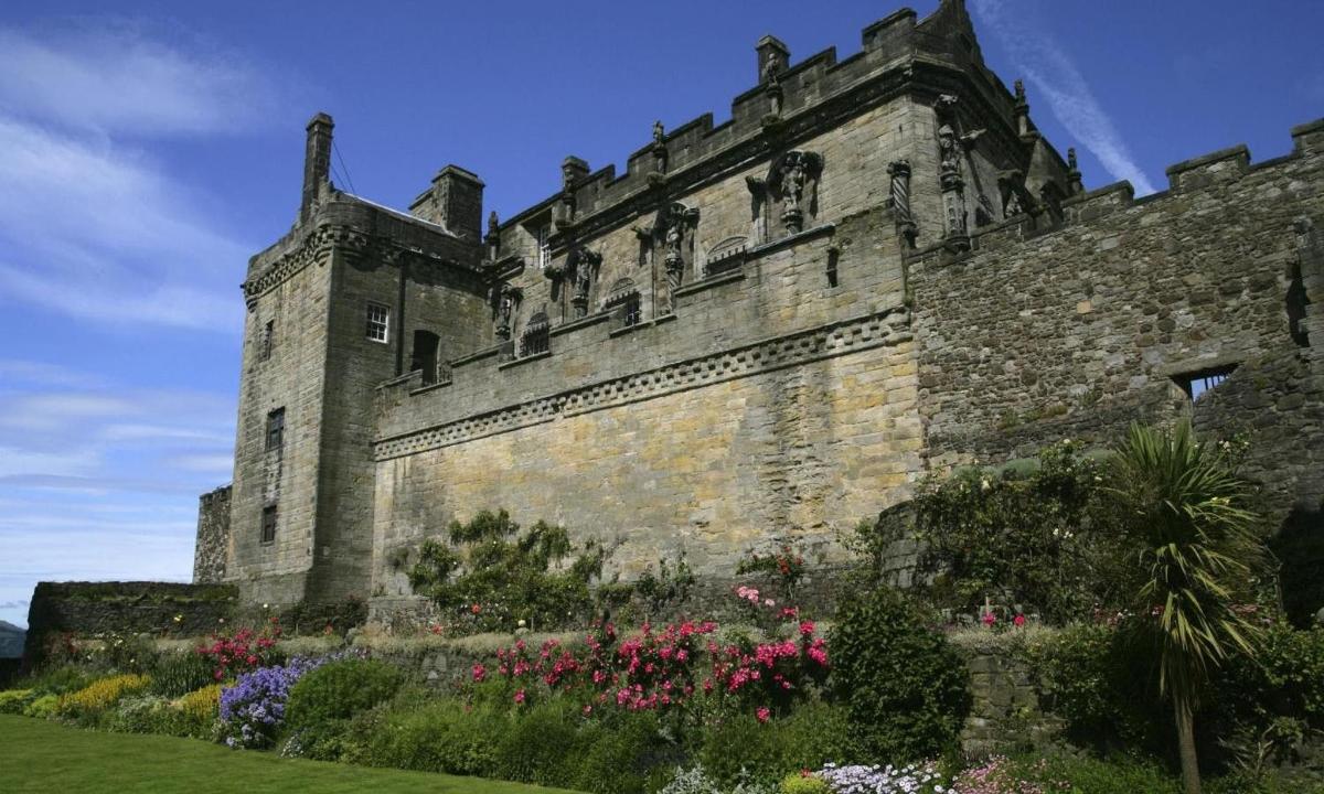 un vecchio castello con fiori davanti