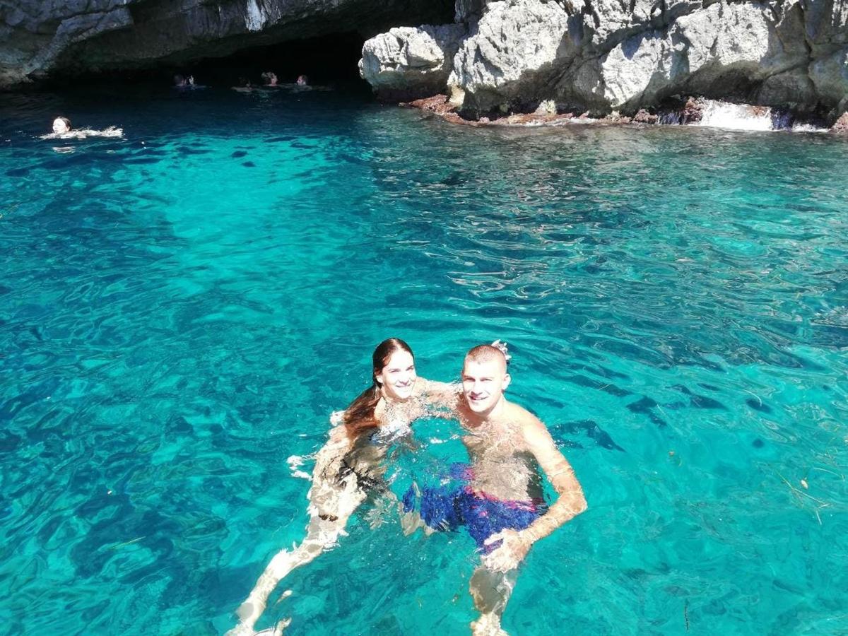 un uomo e una donna che nuotano nell'acqua