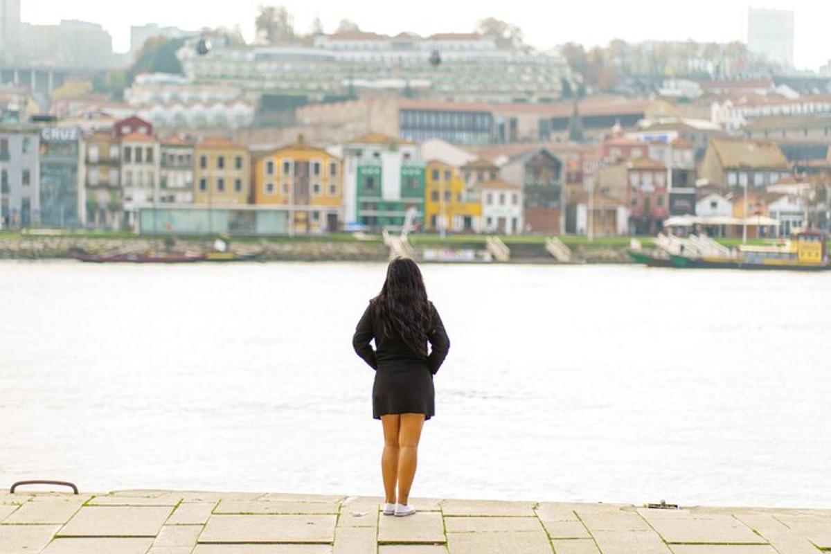 uma mulher parada em um píer olhando para a água