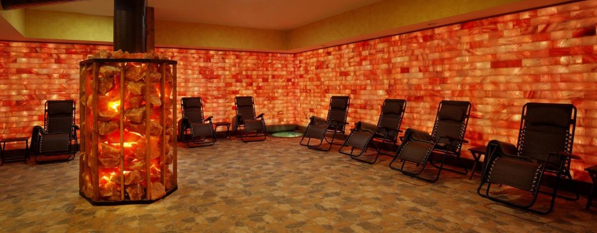 isang conference room na may mga upuan at isang column na may mga ilaw