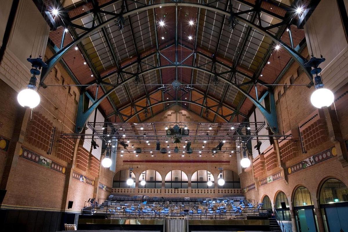 un grande edificio con un grande organo al suo interno