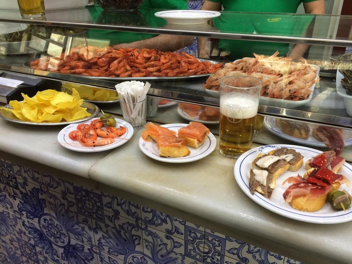 uma fila de bufê com pratos de comida e bebidas