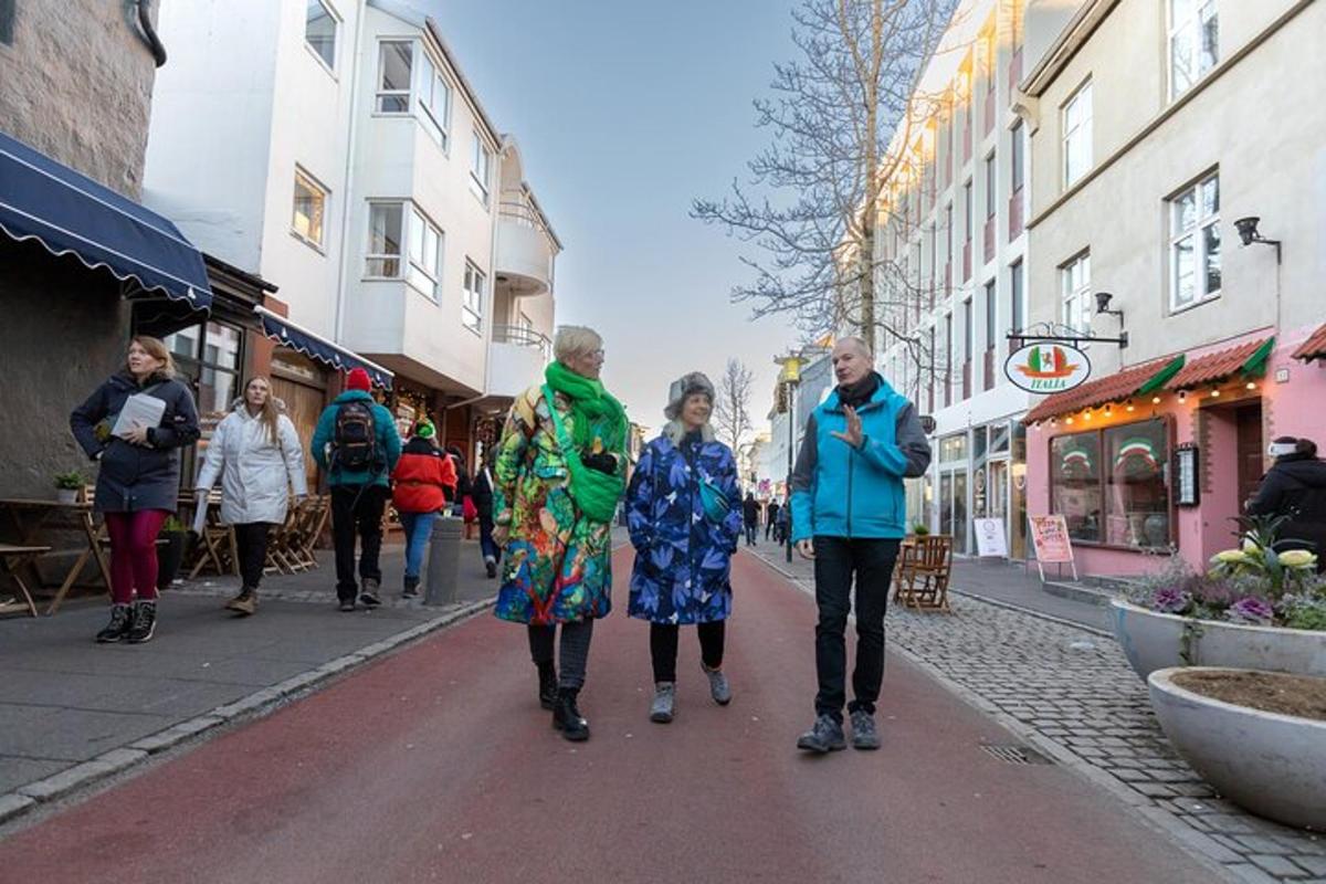 skupina lidí jdoucích po ulici