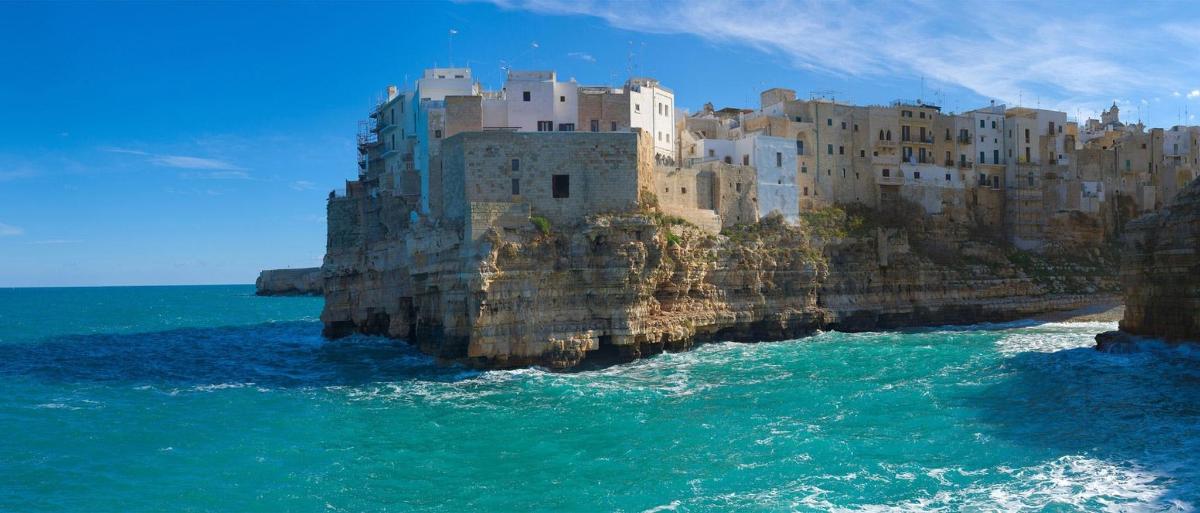 una ciutat a dalt d'un penya-segat sobre l'oceà