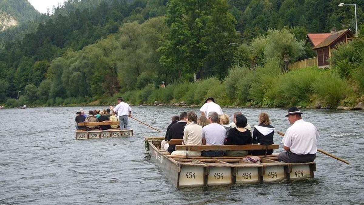 eine Gruppe von Menschen in Booten auf einem Fluss