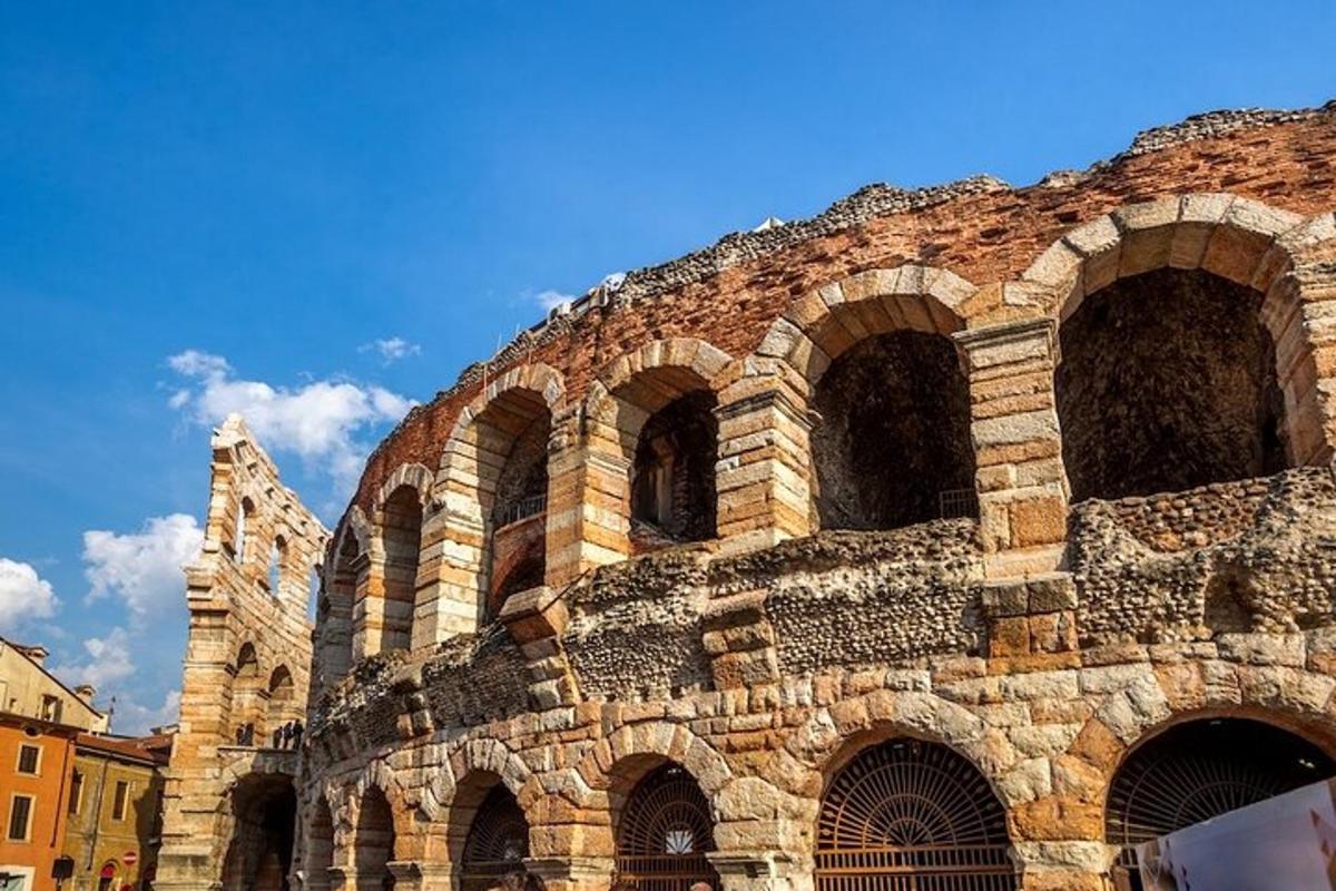 un grande edificio in mattoni con archi sui lati