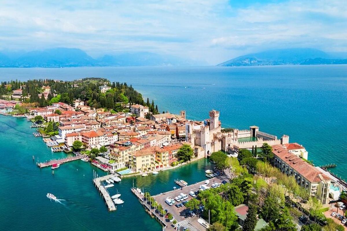 una vista aerea di una città sull'acqua
