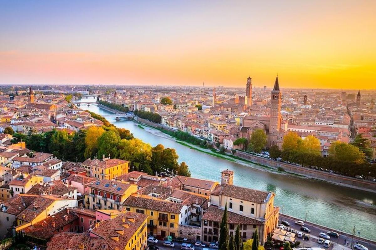 uma vista de uma cidade com um rio e edifícios