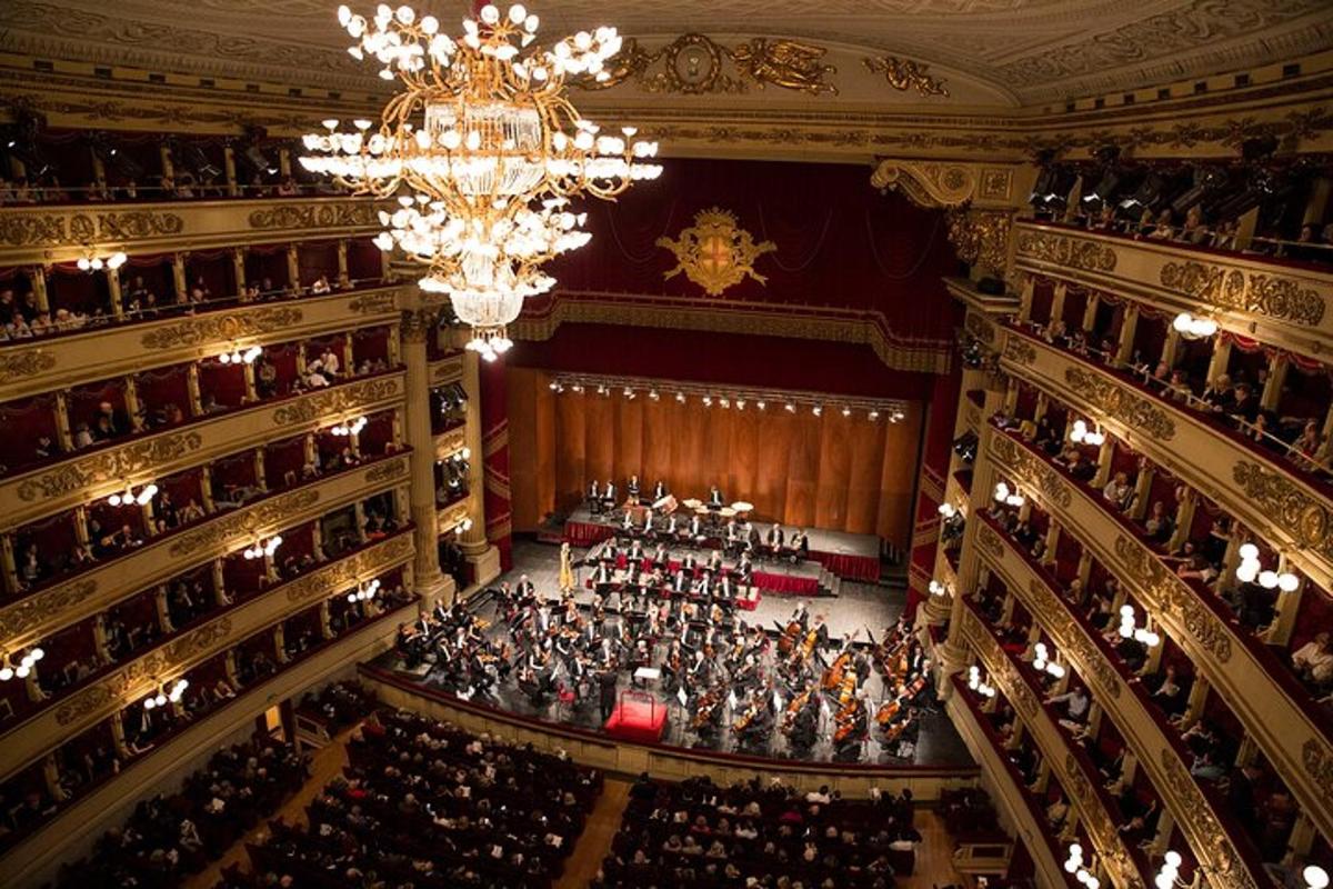 pohled shora na orchestr v hledišti