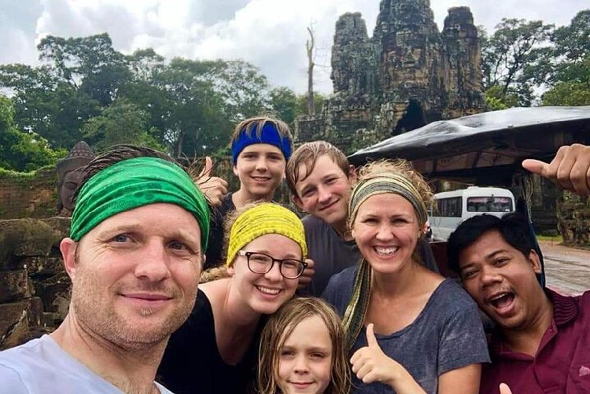 un gruppo di persone in posa per una foto davanti a un edificio