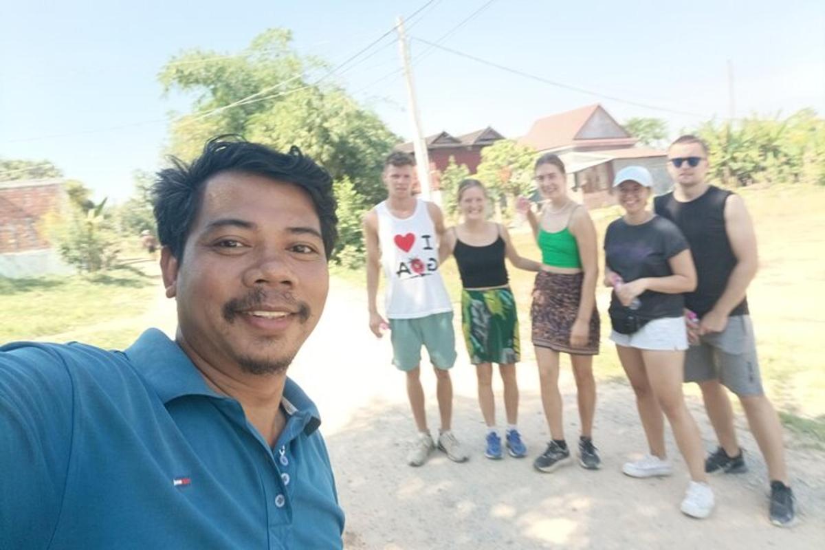 un bărbat care stă în fața unui grup de oameni