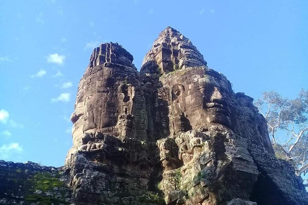 o structură mare din piatră cu cer albastru în fundal