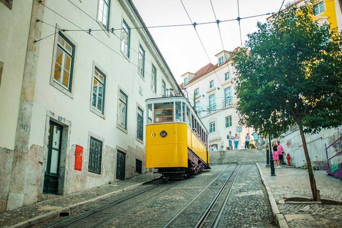Un tranvía amarillo en las vías de una ciudad.