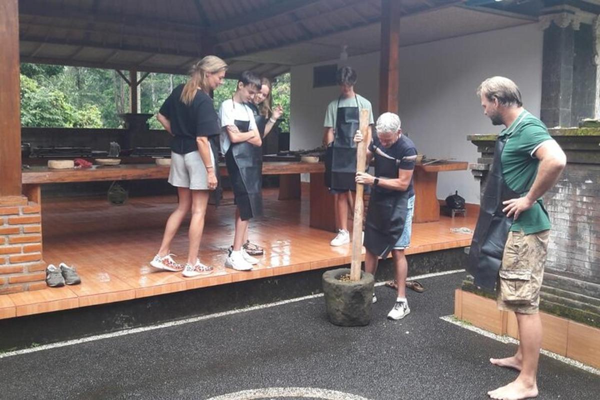 un grup de oameni care stau pe o terasă de lemn
