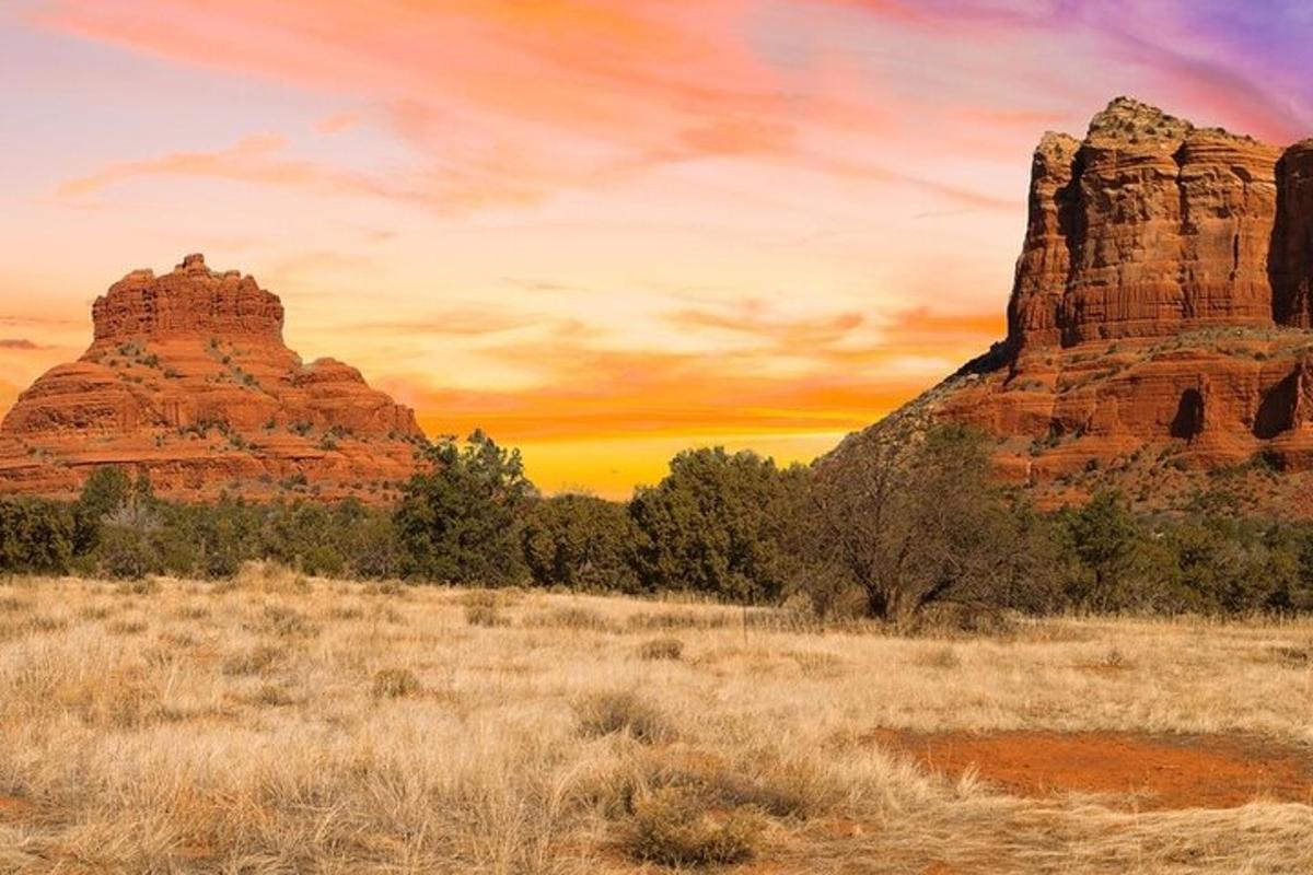 un tramonto nel deserto con rocce rosse
