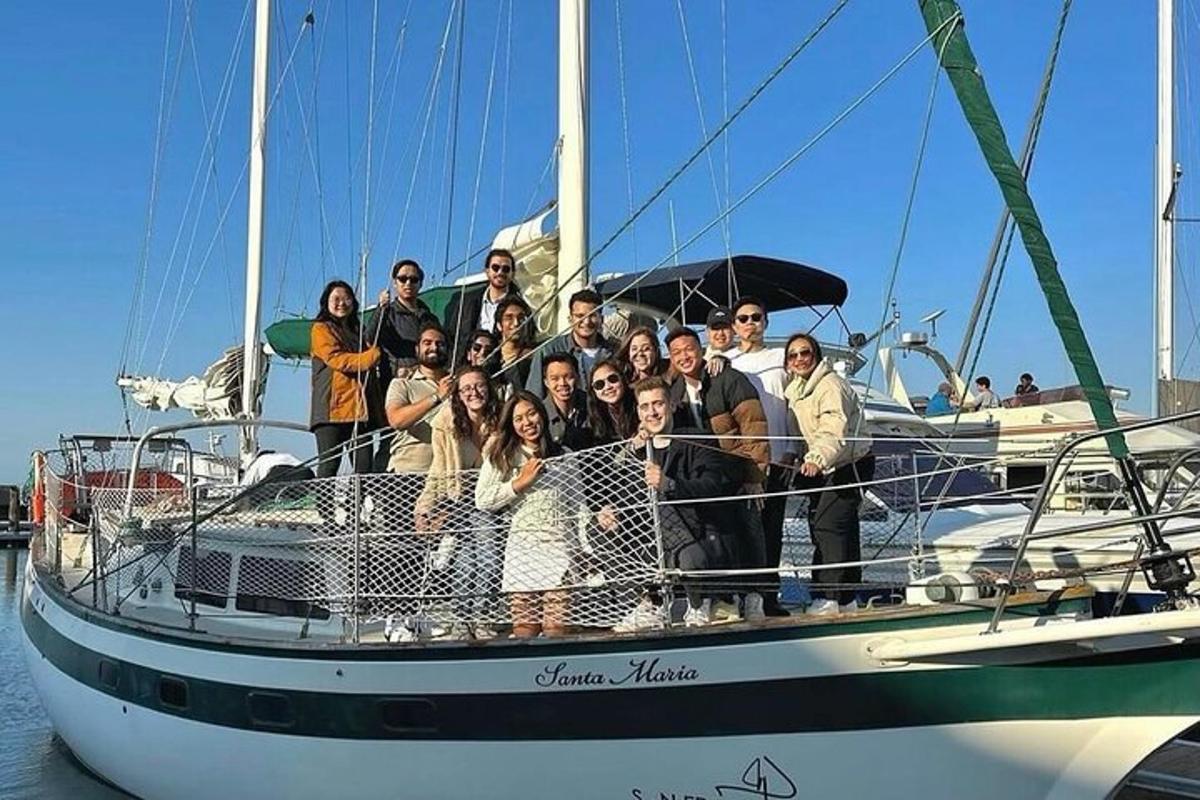 um grupo de pessoas em pé em um veleiro