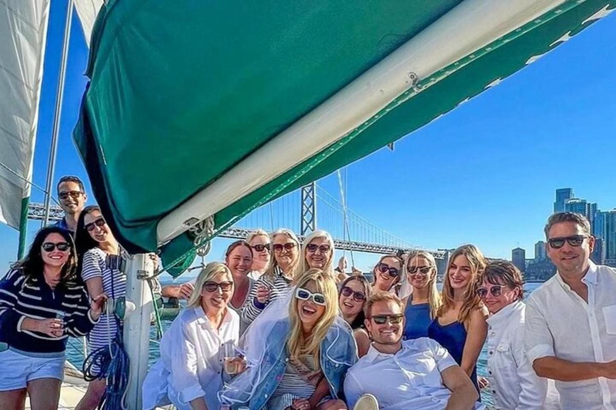 um grupo de pessoas posando para uma foto em um barco