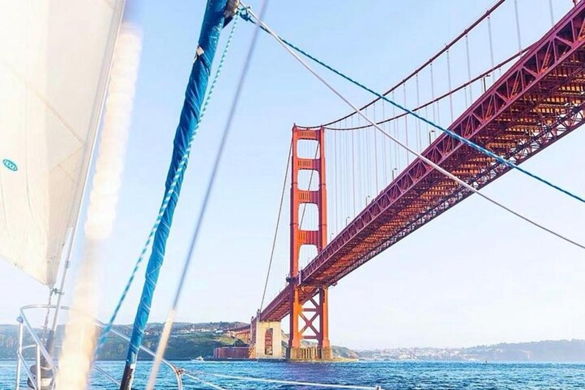 um veleiro passando sob a ponte golden gate