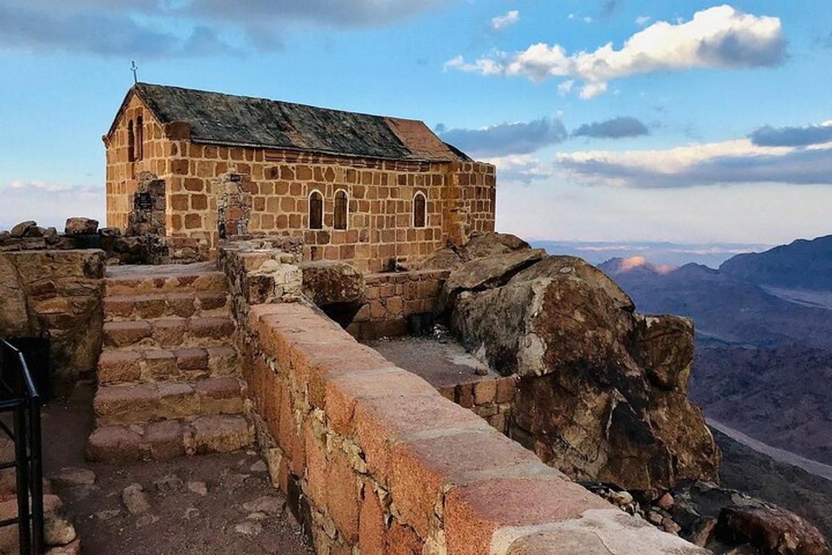 un vecchio edificio in pietra in cima a una montagna