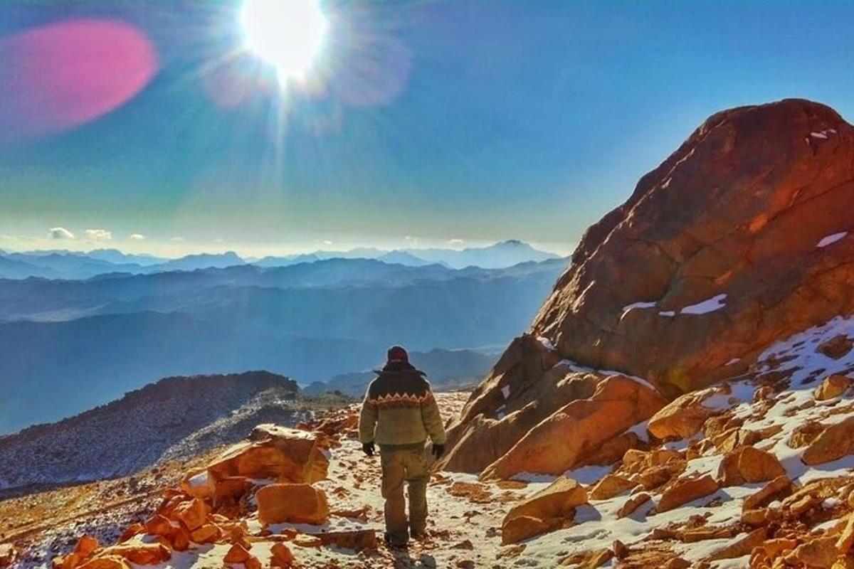 un uomo in piedi sulla cima di una montagna