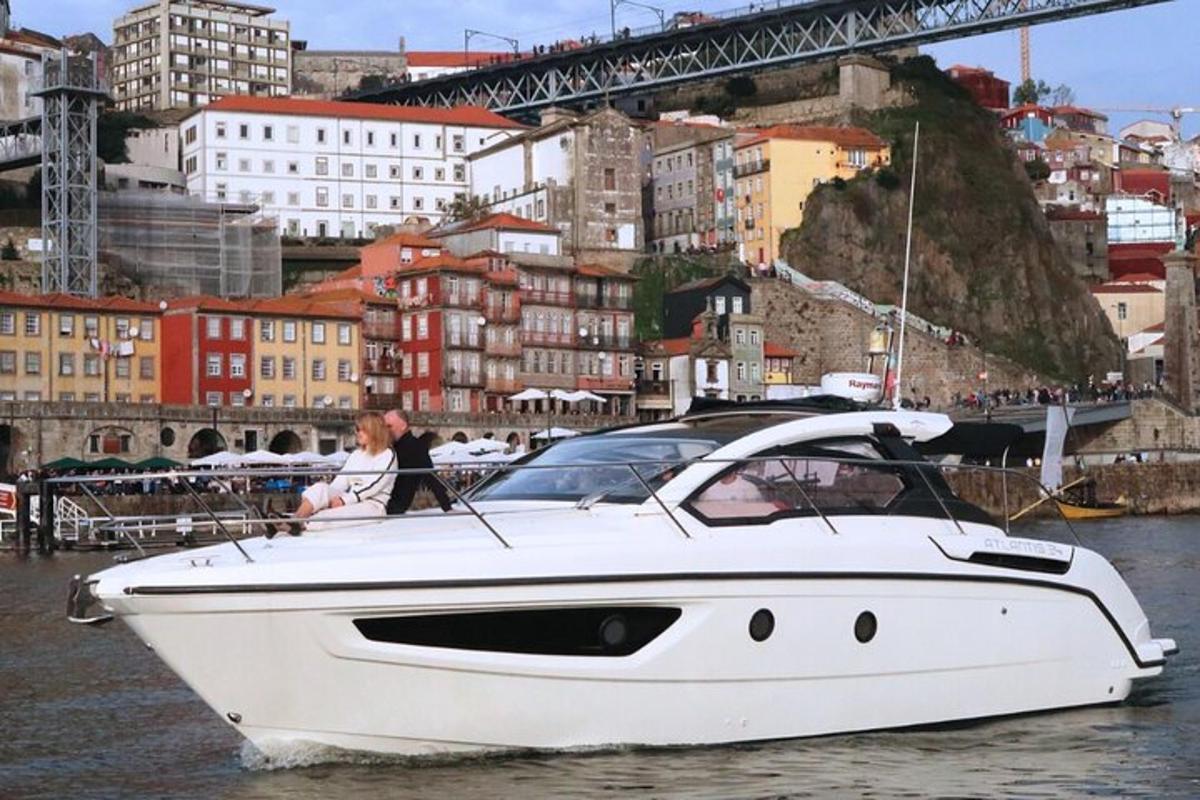 Un barco blanco en el agua cerca de una ciudad.