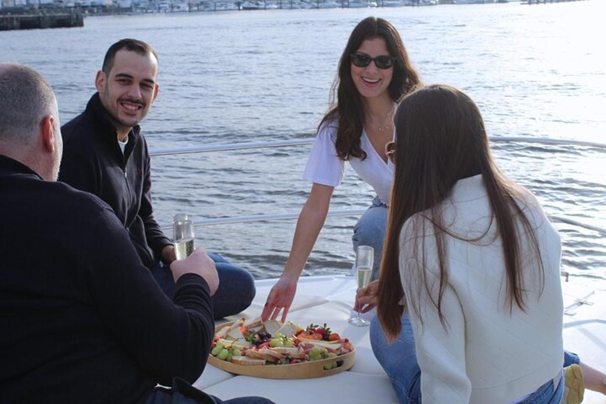 Un grupo de personas en un barco con un plato de comida.
